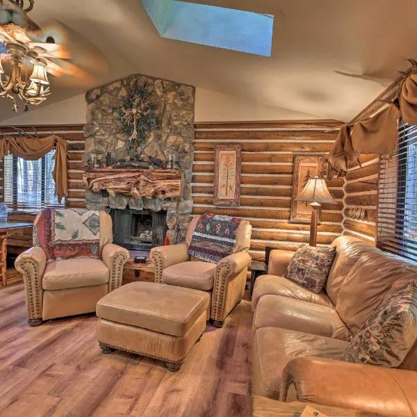 Family and Dog Friendly Rustic Lakeside Cabin, hotel in Pinetop-Lakeside