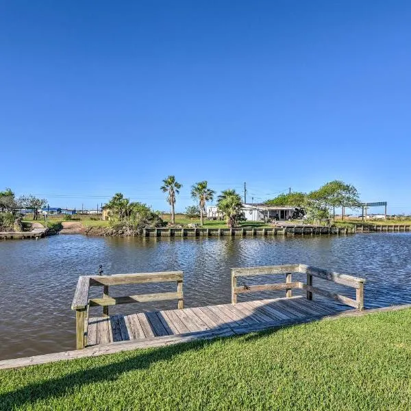 Canalfront Sargent Cabin with Patio 1 Mi to Beach!, hotel v destinaci Sargent