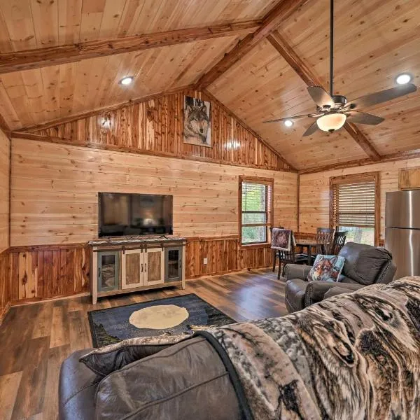 Cozy Broken Bow Cabin, Walk to the Lukfata Creek!, hotel en Broken Bow