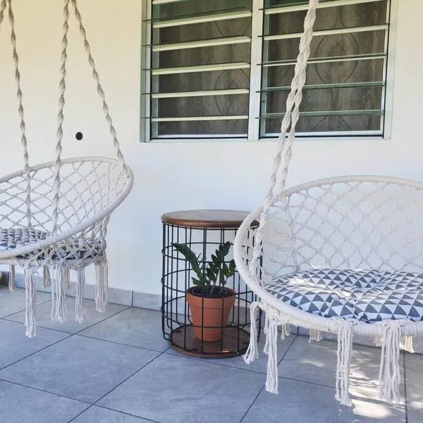 Aguadilla Sunset Apt AC WiFi 8 minute walk Crashboat Beach, hotel in Aguadilla