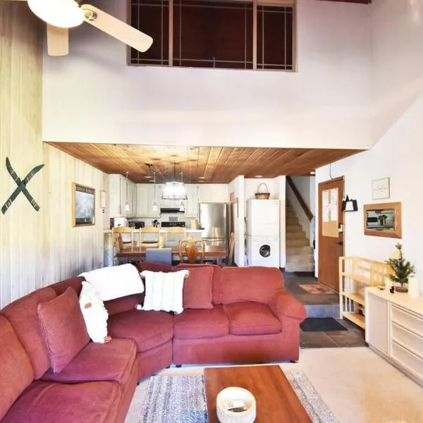 COZY Condo at Canyon Lodge! Sleeps 8, a walk to Canyon Lodge, hotel in Mammoth Lakes