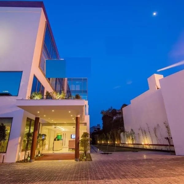 The Imperial Poonam Hotel, hotel in Phagwāra