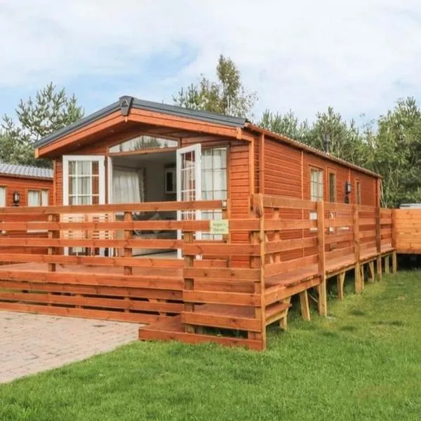 Angie's Haven, Superb 2 Bedroom Lodge with Hot Tub - Sleeps 6 - Felmoor Park, hotel in Morpeth