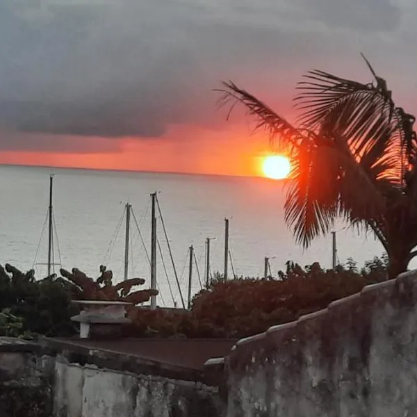 Sunrise House- 4 bedroom house with amazing sunrise over the sea 8 guests, hotell sihtkohas Vila Franca do Campo