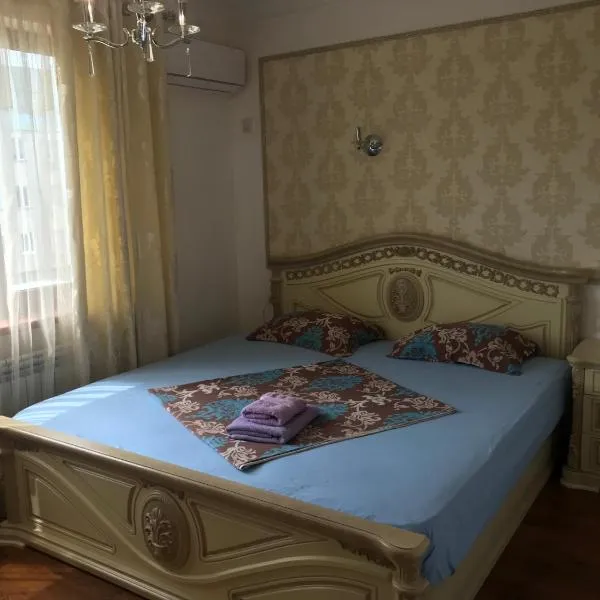 1 комнатная квартира в самом центре города на Жарбосынова 71, khách sạn ở Atyraū