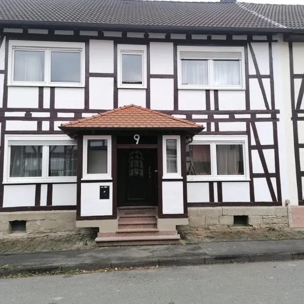 Monteurzimmer Oberlistingen Zweibettzimmer mit 2 Bädern, hotel v destinaci Breuna
