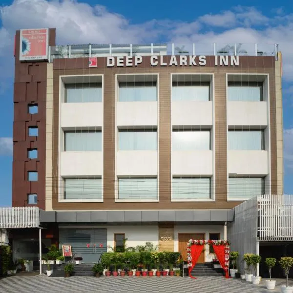 Hotel Deep Clarks Inn Lucknow, hotel di Bāra Banki