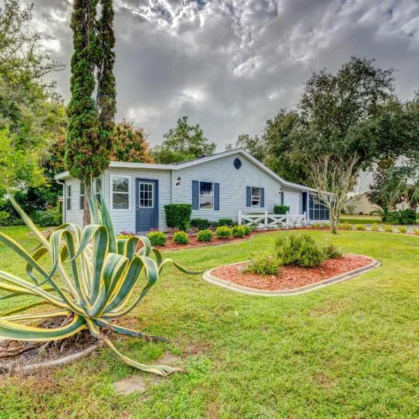 Peaceful Lady Lake Home with Screened-In Porch!, hotel in Lady Lake