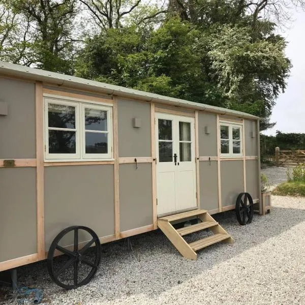 Stunning Shepherds Hut with Superb Views & Fire Pit near a Superb Gastro Pub, hotel v destinaci Lamerton