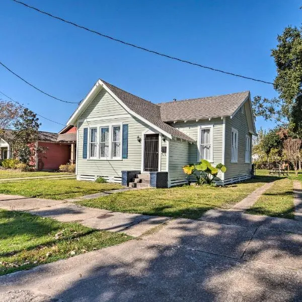 Lake Charles Cottage with Fireplace and Yard!, hotel in Lake Charles