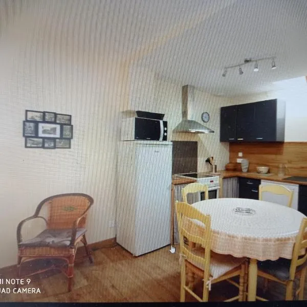 Agréable T2 avec petite cour privative - 3 nuits minimum, hotel v destinácii La Bourboule