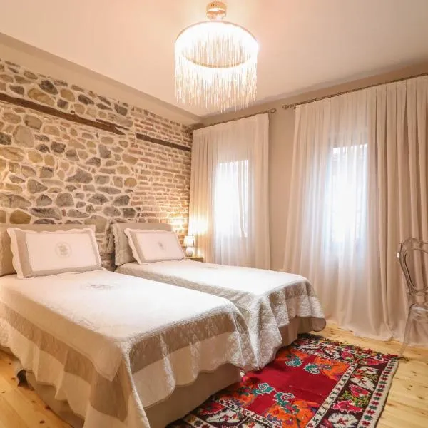 Në Kroi, hotel v mestu Korçë