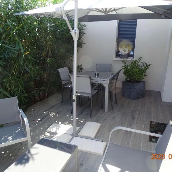 Proche Pézénas, très bel appartement, commerces, hotel in Pézenas