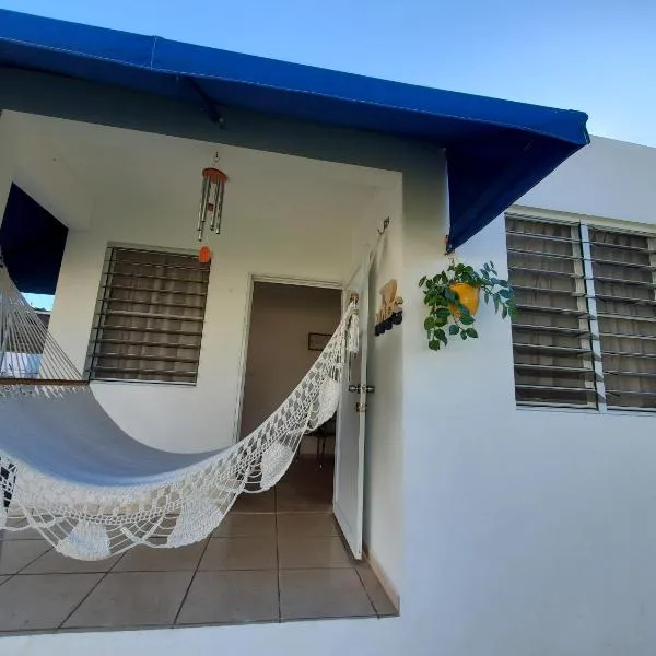 Aguadilla Waves Apt with electricity water AC WIFI 8 minute walk from Crashboat beach, מלון באגוואדייה