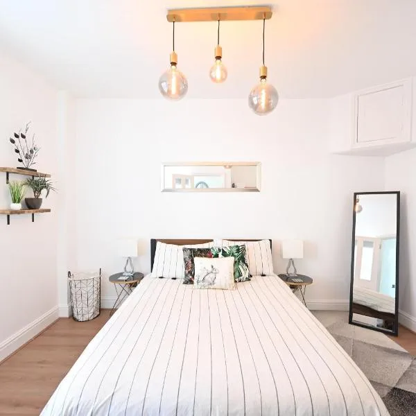 The Teapot Cottage in town centre FREE parking