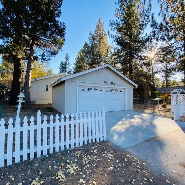 Cozy Cabin, GREAT Location! Slopes + Lake + Trails, hotel din Big Bear City