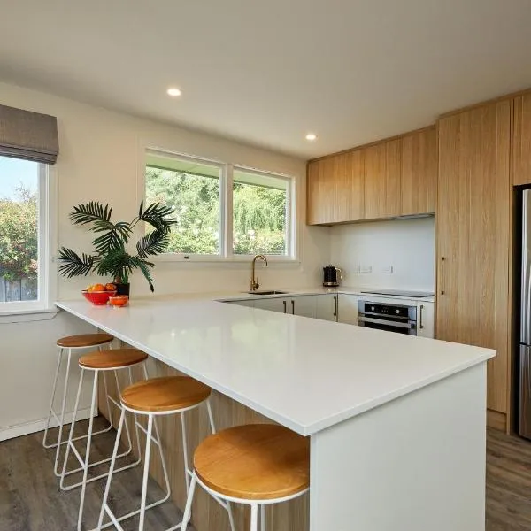 Close To Beach, Sunny, Getaway - KK16786, hotel in Kaikoura