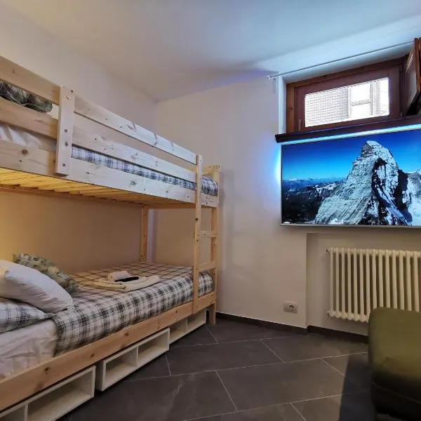 Aura Snowy Peaks Apartment at the foot of the Matterhorn - Cerviniaholidays-com, hotel i Breuil-Cervinia