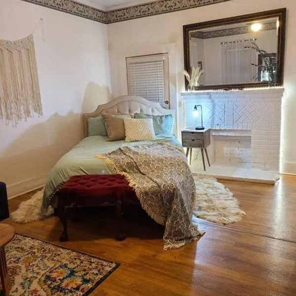 Cozy, Cute, Private Ozark Suite 5 Mins to Hospital, hotel in Daleville