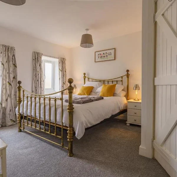 Private deck with newly refurbished flat attached!, hotell i Cirencester