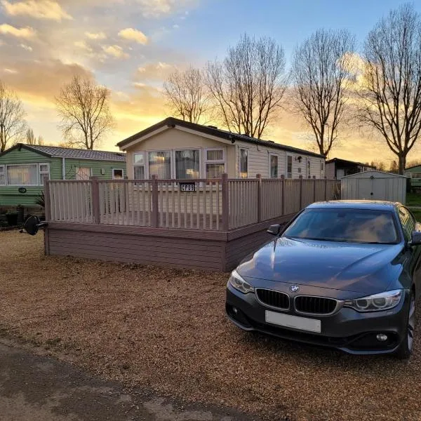 Lovely Static Caravan at Billing Aquadrome, hotel in Great Billing