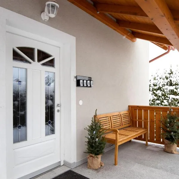 Apartmenthaus HAUS Gipfelglück Apartment KUAFSTOA, hotel v Hausu