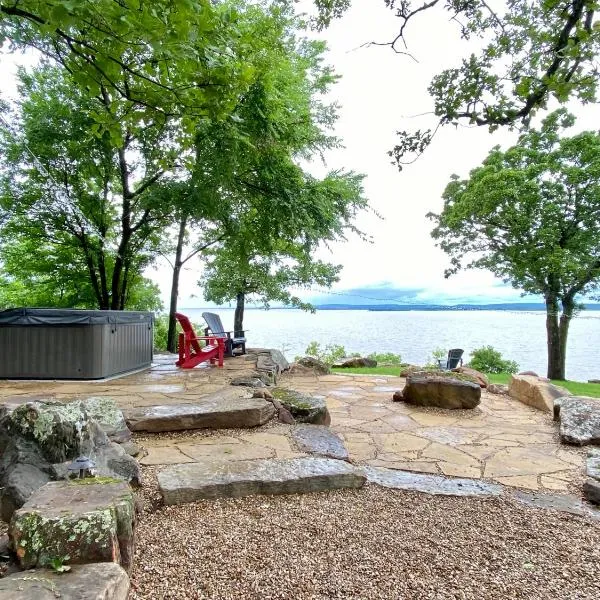 Blufftop Cabin Retreat Hot Tub and Fall Views!, hotel v destinaci Canadian
