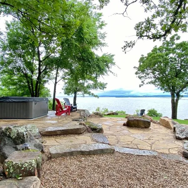 Jewell of Eufaula! Lake view, hot tub, and firepit!, hotel in Eufaula