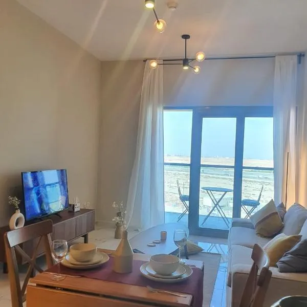 Cozy 1-bedroom apartment in Dubai South with Pool, hotel in Dubai