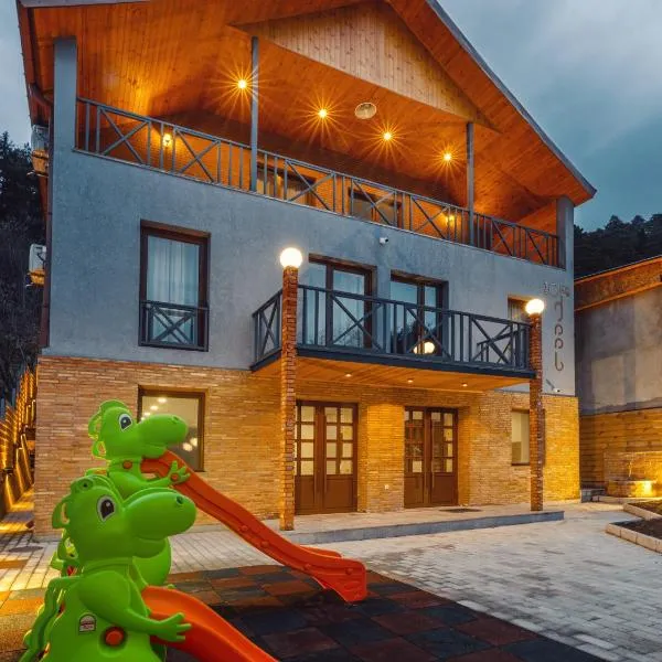 10 KEYS Boutique Hotel, hotel in Bordzjomi