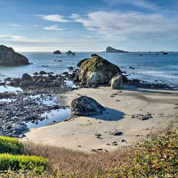 Unique Dog-Friendly Log Cabin Short Walk to Ocean, hotel in Crescent City