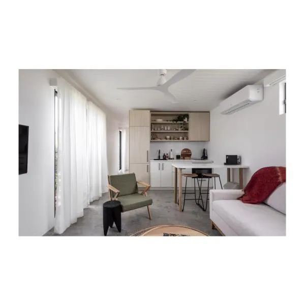 Modern Studio with Outdoor Bath and Cabin Sauna, hotel in Albion Park