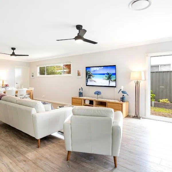 Calypso - 4 Mins Walk to Beach - Community Pool, hotel in Callala Beach