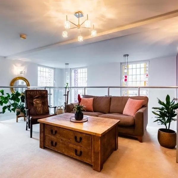 Lux Duplex Apartment 19th Century Chapel Wakefield Centre، فندق في ويكفيلد