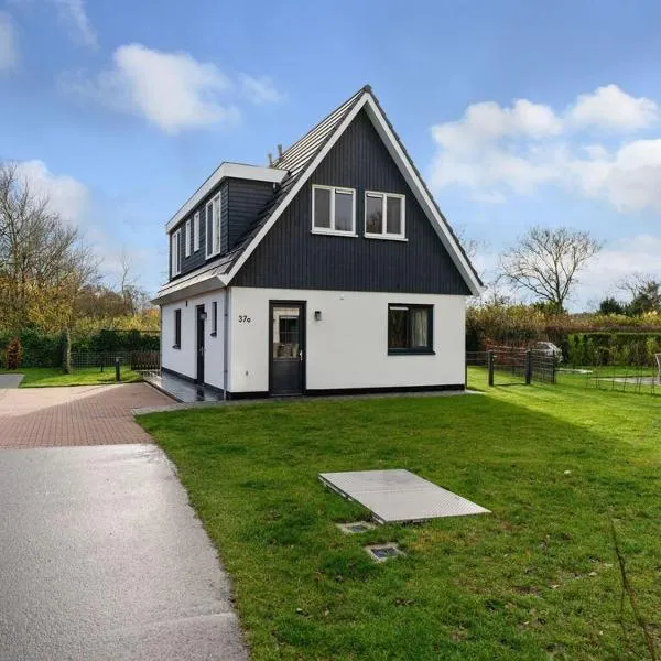 Viesnīca Wonderful Holiday Home in De Koog Texel with Terrace pilsētā Westermient