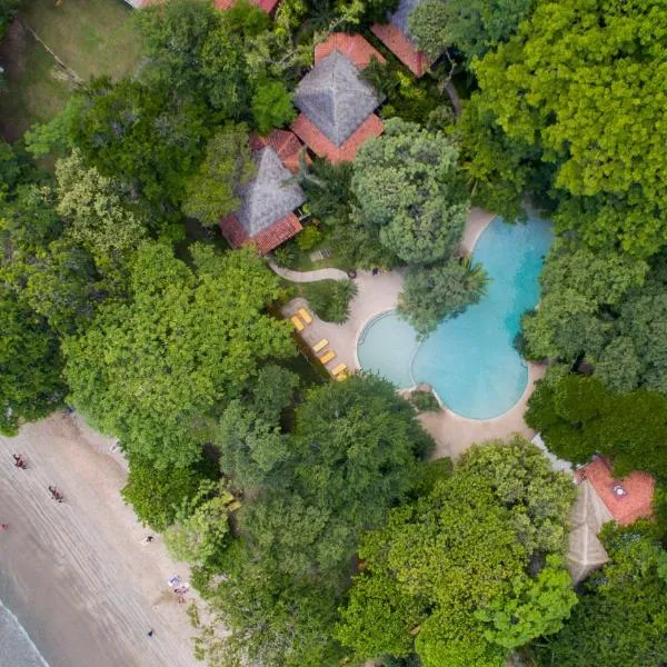 Capitán Suizo Beachfront Boutique Hotel, hótel í Tamarindo