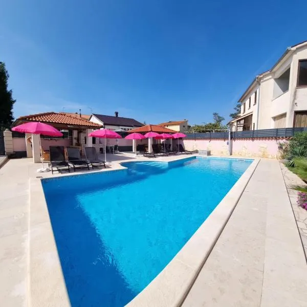 VILA ANA, hotel vo Fažane