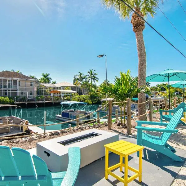 Latitude 26 Waterfront Resort and Marina: Fort Myers Beach şehrinde bir otel
