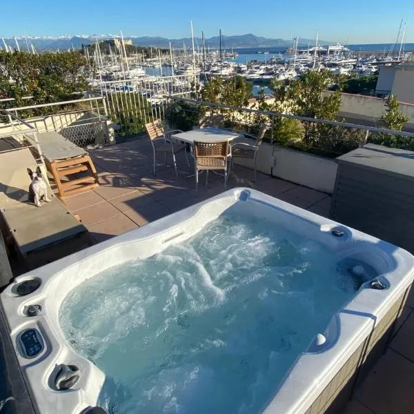 Penthouse vue mer avec Rooftop,Jacuzzi,et parking privé, hotel em Antibes