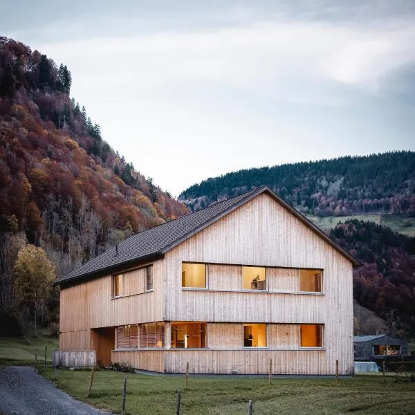 Ferienwohnung z'übrmello, хотел в Мелау