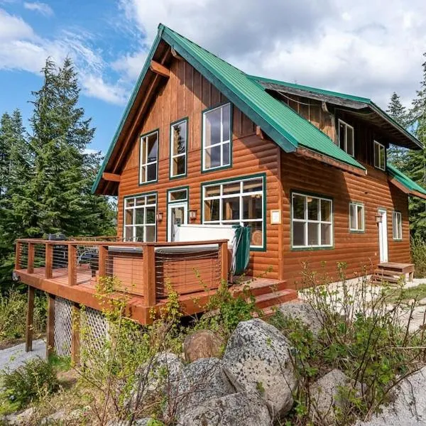 Hot Tub Cool Views: Roaring Creek Cabin, hotel v destinaci Leavenworth