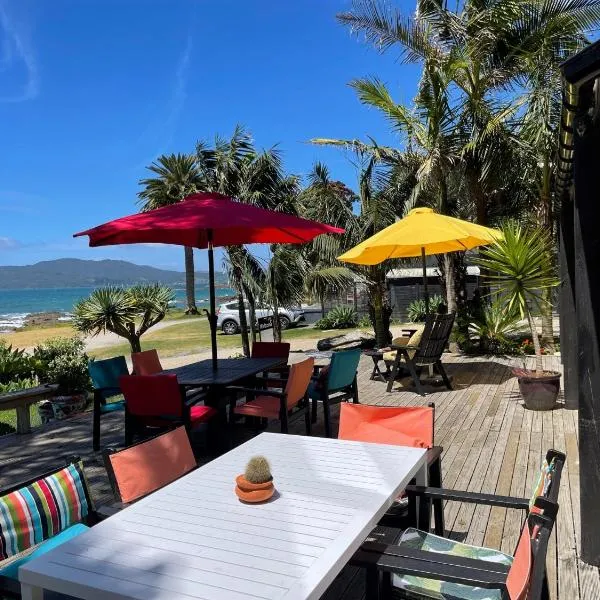 Driftwood Beachfront Accommodation, Cable Bay, Owhetu, hotel in Paraoanui