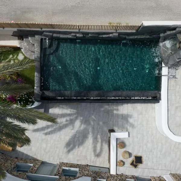 Occhio Luxury Villas Santorini with private pool, hotel v destinaci Karterados