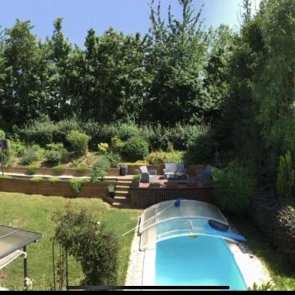 Une belle chambre au calme la piscine sera réparée mi juillet, hotel a Ormesson-sur-Marne