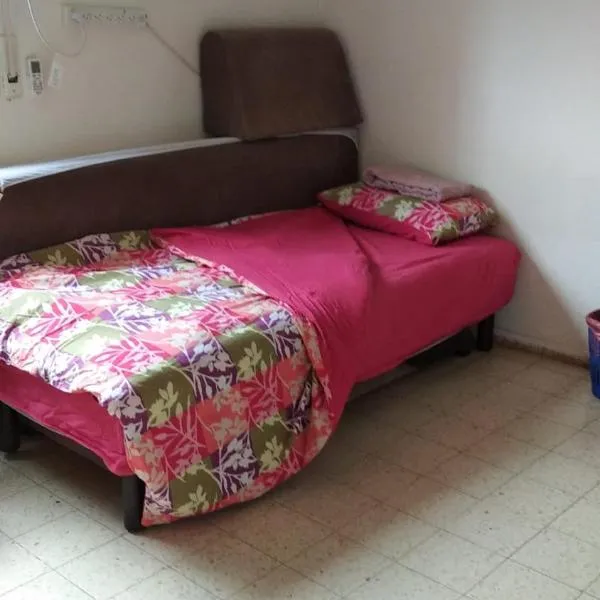 Private room near the Airport for amazing people, hótel í Lod
