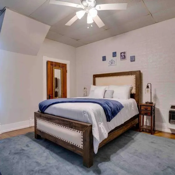 Cozy 1 Bed Historic Elmwood Park-Centennial House, hotel in Columbia