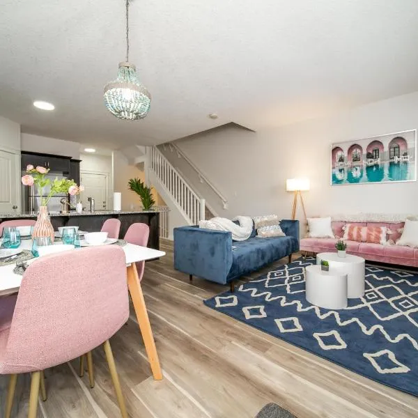 Mediterranean Retreat - King Bed - Fireplace - Garage, hotel in Edmonton