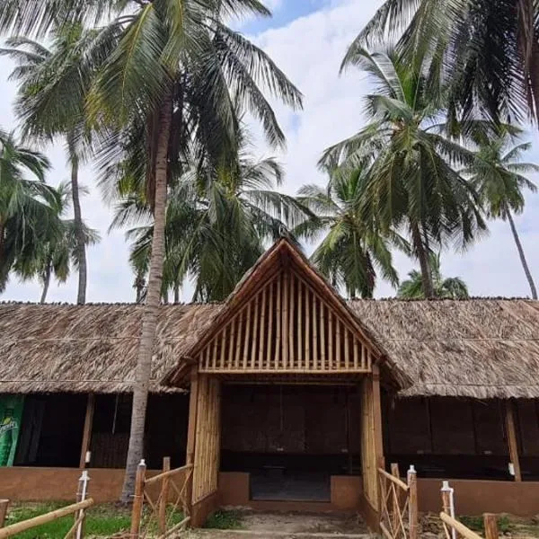 coconut tree guest house, מלון בGangāwati