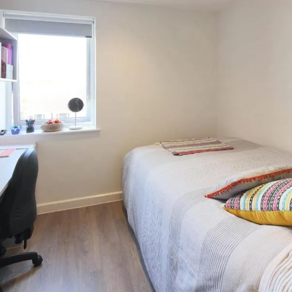 For Students Only Private Bedrooms with Shared Kitchen at Riverside Way in Winchester, hotel di New Alresford