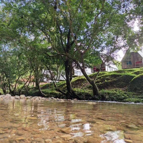 Paraíso Escondido Cabañas, Reserva Rio Claro, San Luis-Doradal, hotel in Los Arrayanes